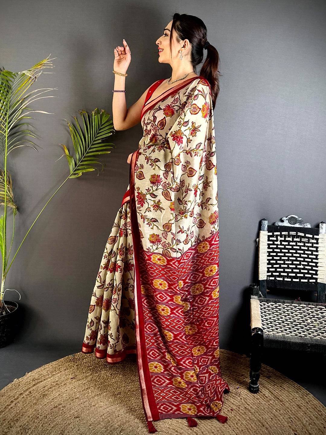 Red Floral Phulkari Mul Cotton Saree - Image 3