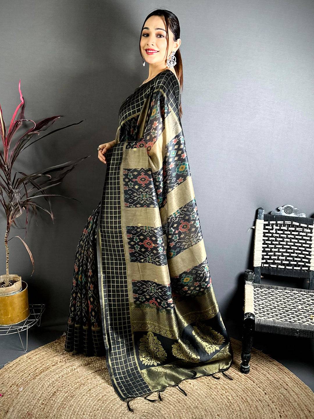 Stylish Black Soft Silk Zari Chex Saree - Image 3