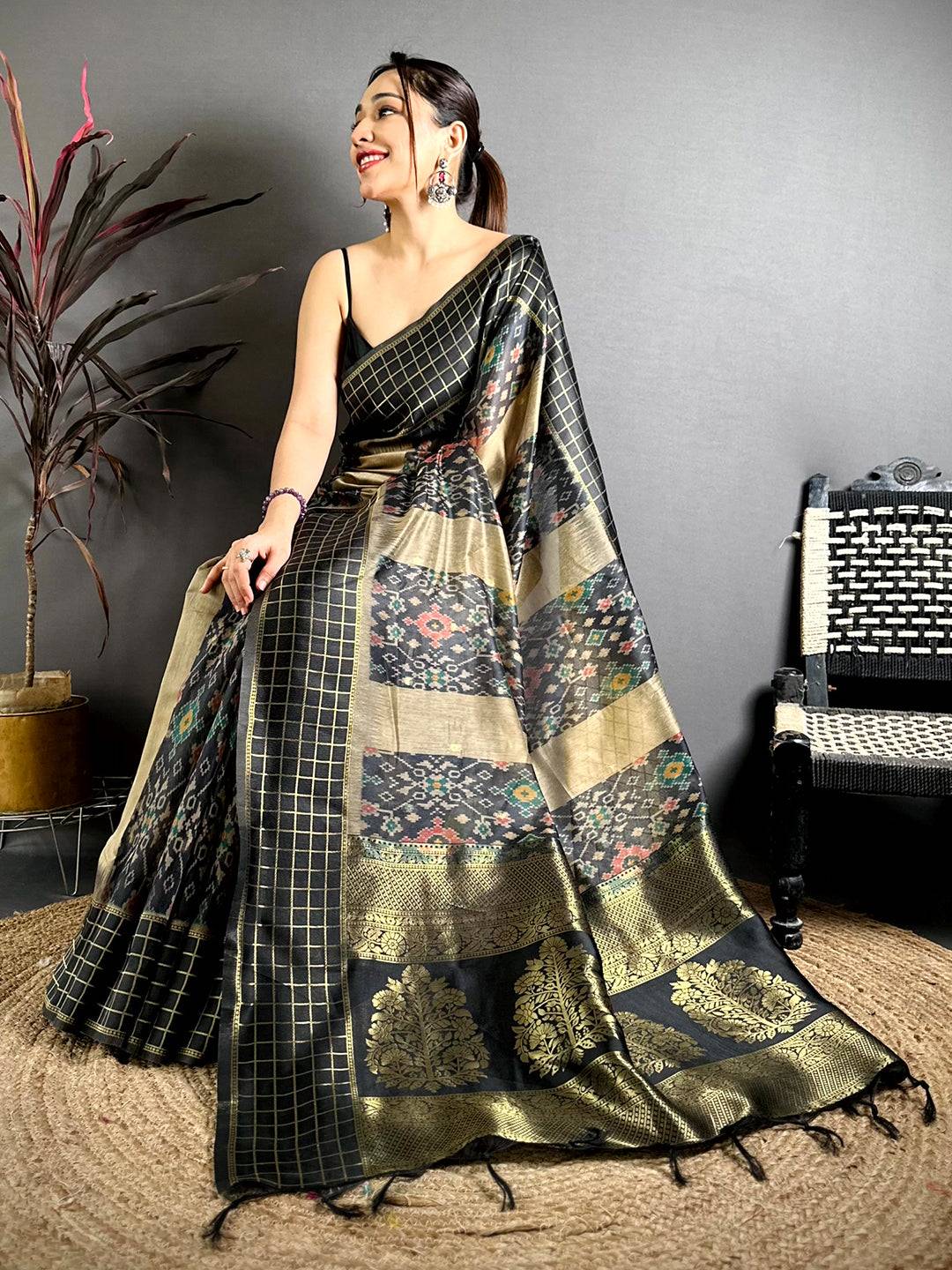 Stylish Black Soft Silk Zari Chex Saree - Image 4